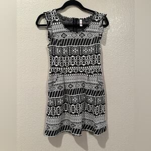 Xhilaration Girls Black and White Patterned Dress with pockets Sz M